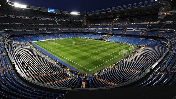 
                <strong>Platz 7: Estadio Santiago Bernabeu</strong><br>
                Platz 7: Estadio Santiago Bernabeu. Königlich ist nicht nur das Team, sondern auch die Atmosphäre. Die britische Zeitung beschreibt es als "Gefühl, in der Oper zu sein". Allerdings ist auch das Publikum etwas opernhaft und schnell beleidigt, wenn Real Madrid nicht die gewünschte Leistung auf den Rasen zaubert.
              