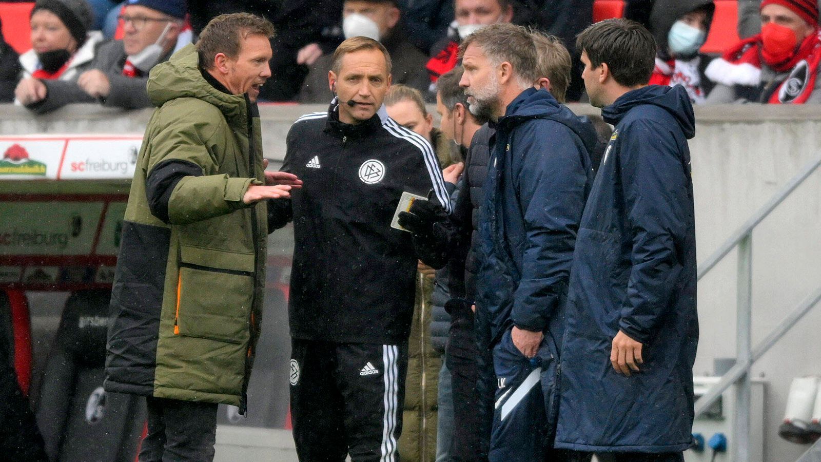 
                <strong>FC Bayern München (2022)</strong><br>
                Im Bundesligaspiel von Bayern München beim SC Freiburg standen für rund 16 Sekunden zwölf Spieler beim deutschen Rekordmeister auf dem Platz. Ein Regelverstoß. Schiedsrichter Christian Dingert (Lebecksmühle) vermerkte den Vorfall in seinem Spielbericht. Die DFB-Justiz muss nun über die Spielwertung entscheiden, wenn Freiburg Protest einlegt. 
              