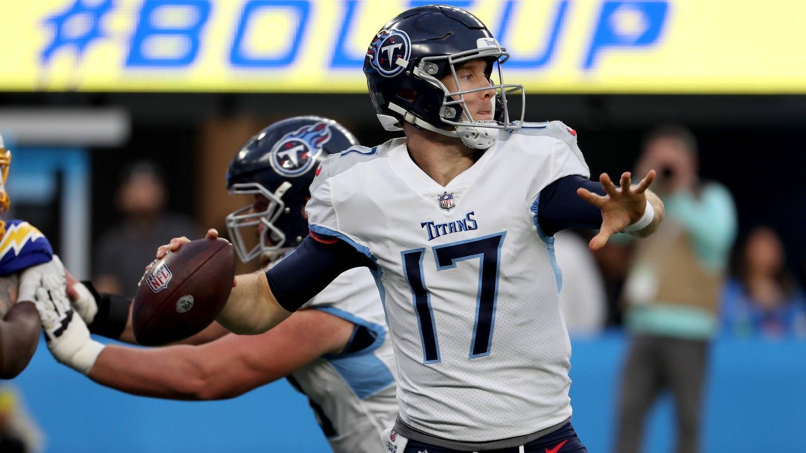 
                <strong>Tennessee Titans – Ryan Tannehill loswerden</strong><br>
                Nach einer sehr guten Saison ist die Leistungskurve von Ryan Tannehill bei den Tennessee Titans stetig nach unten gegangen. Mittlerweile ist klar, dass der ehemalige Wide Receiver die Titans nicht ins gelobte Land – also den Super Bowl – führen wird. Nicht umsonst versuchen sie mit Will Levis bereits zum zweiten Mal, ihn zu ersetzen. Er geht in sein letztes Vertragsjahr, für eine Kompensation müssten ihn die Titans also vor Woche acht der kommenden Saison wegtraden. Eine Entlassung würde in rund 19 Millionen Dollar Dead Cap münden.
              