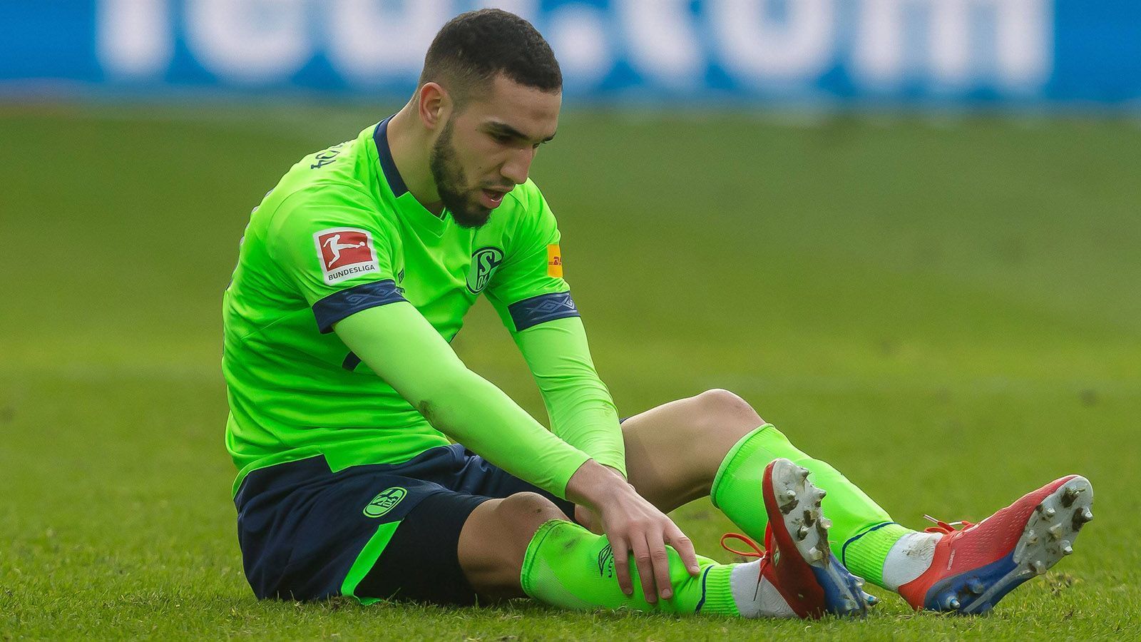 
                <strong>Nabil Bentaleb</strong><br>
                Nabil Bentaleb spielt eine solide Saison. Ihn müsste Schalke eigentlich nicht verkaufen. Da es aber einige Interessenten aus dem Ausland zu geben scheint, könnte der 24-Jährige gutes Geld in die Kassen spülen. Über eine Rückkehr zu seinem Ex-Klub Tottenham Hotspur gab er zuletzt zu: "Ich wäre ein Heuchler, wenn ich sagen würde, ich wäre nicht gerne da. Und ich bin kein Heuchler."
              