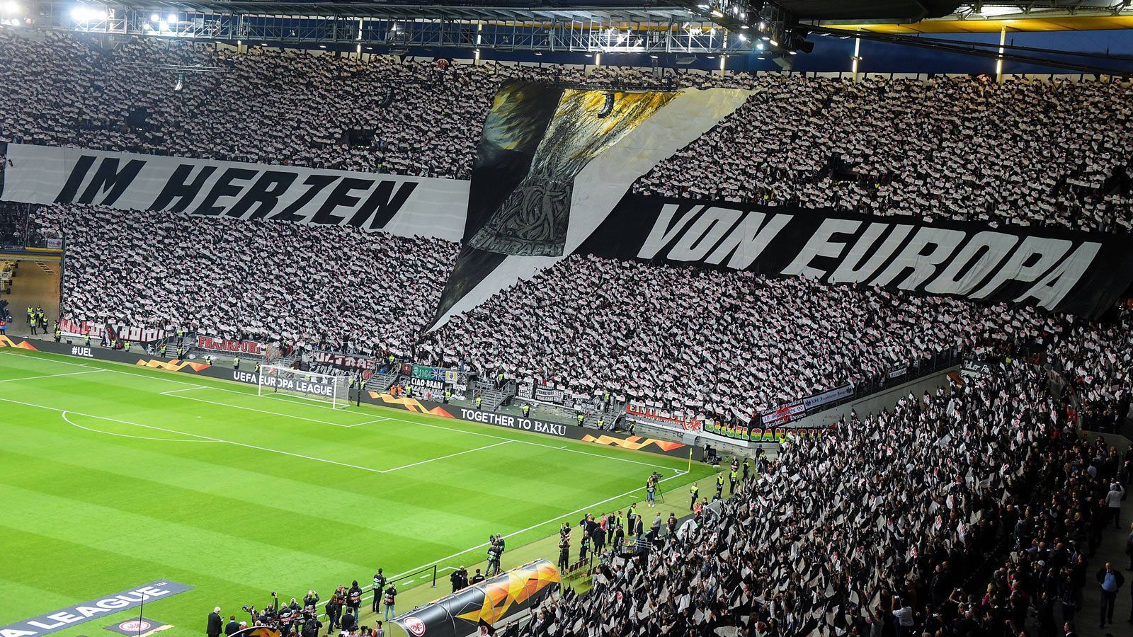 
                <strong>Gänsehaut-Choreo vor Anpfiff</strong><br>
                Der Glaube war schon vor dem Spiel da! Die SGE-Fans dürfen weiterhin von der Europa-League-Trophäe träumen.
              