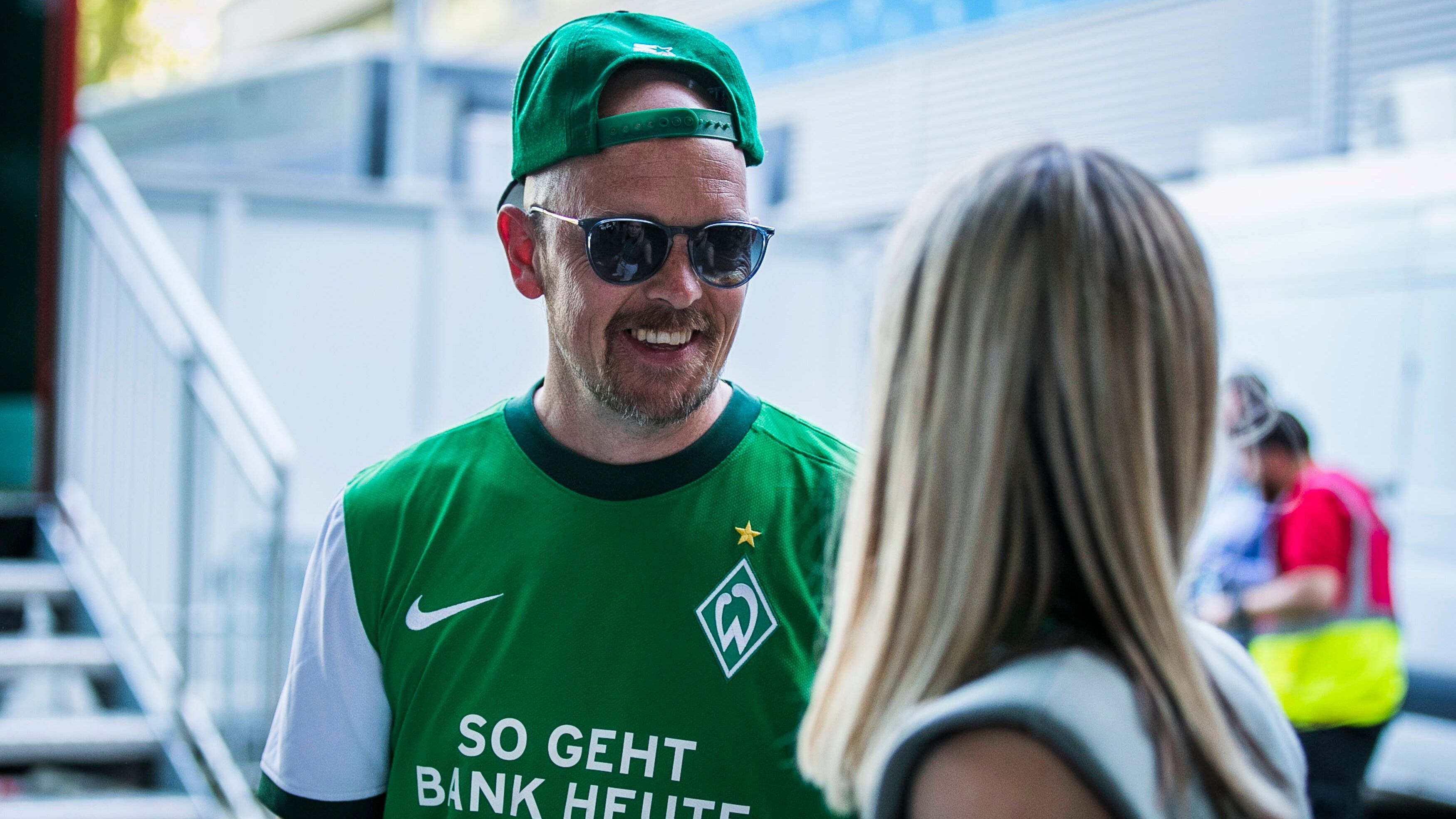 <strong>SV Werder Bremen: Jan Delay</strong><br>Obwohl er im Stadtteil&nbsp;Hamburg-Eppendorf geboren wurde, schlägt das Herz von Musiker Jan Delay ausgerechnet für den HSV-Herzrivalen SV Werder Bremen. Im Weserstadion ist der 47-Jährige auch immer zu Gast, performte etwa auch beim Abschiedsspiel von Werder-Ikone Claudio Pizarro.&nbsp;