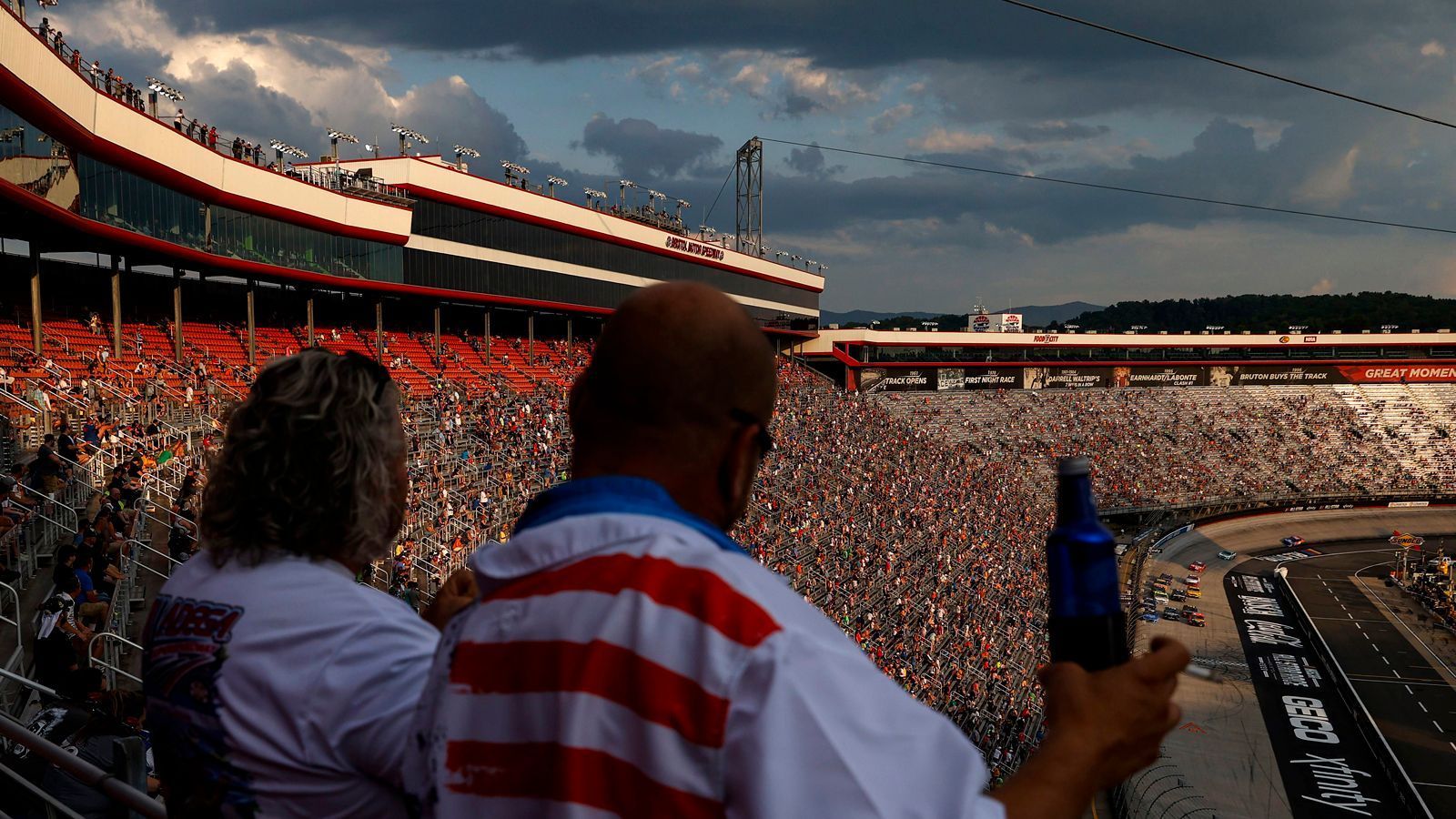 
                <strong>Trotz Coronavirus-Alarm: 20.000 Fans bei der NASCAR</strong><br>
                Die USA werden von der Coronavirus-Pandemie besonders hart getroffen. Über 1,8 Millionen Menschen sind aktuell mit dem Virus infiziert, über 140.000 bereits verstorben (Stand: 16. Juli). Die Sportwelt kommt aber trotz der alarmierenden Zahlen wieder in die Gänge, auch in den USA.
              