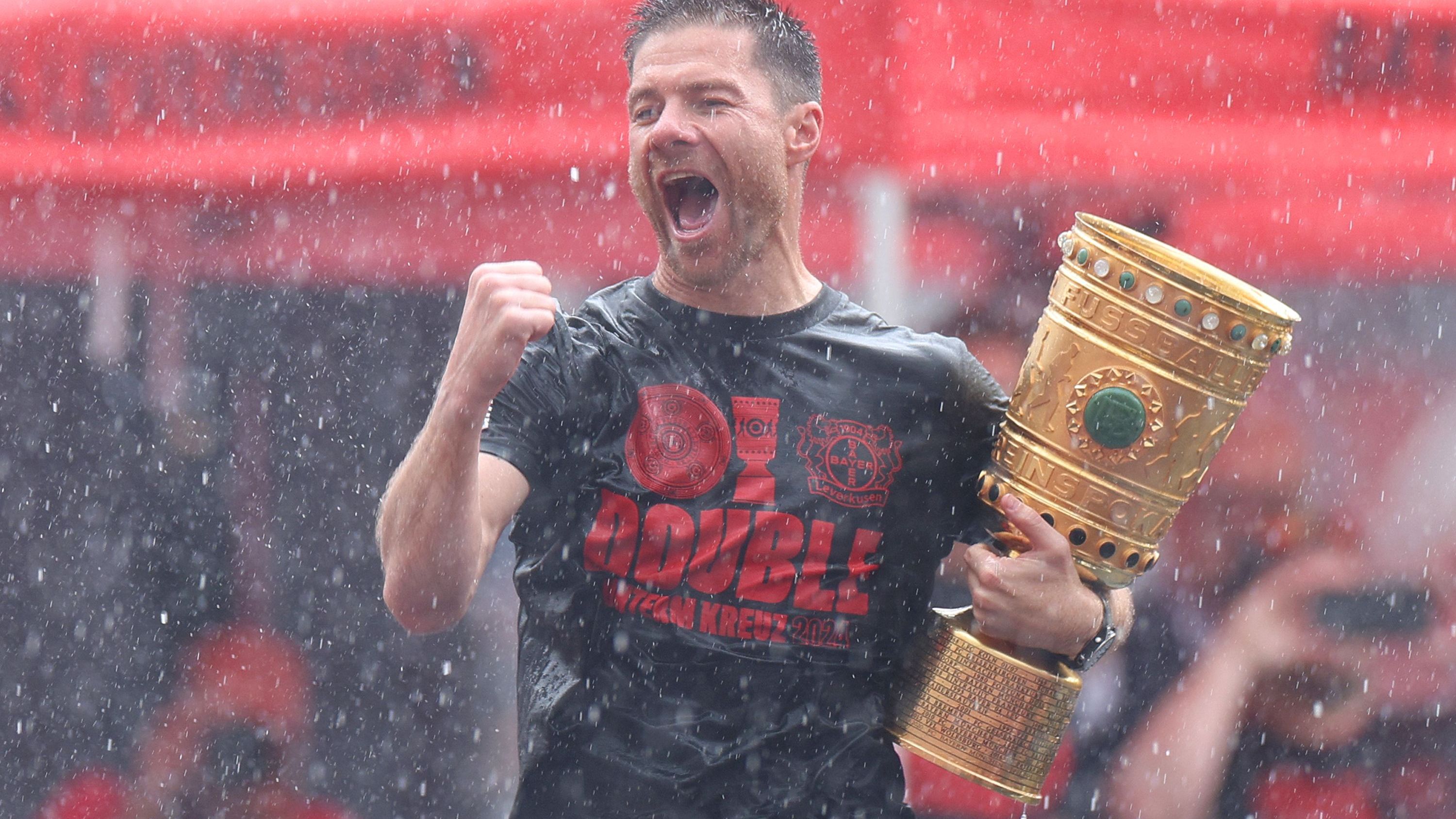 <strong>Bayer Leverkusen feiert den Double-Gewinn</strong><br>Selbst der Regen konnte die Feierlaune der Leverkusener und Coach Alonso nicht verderben