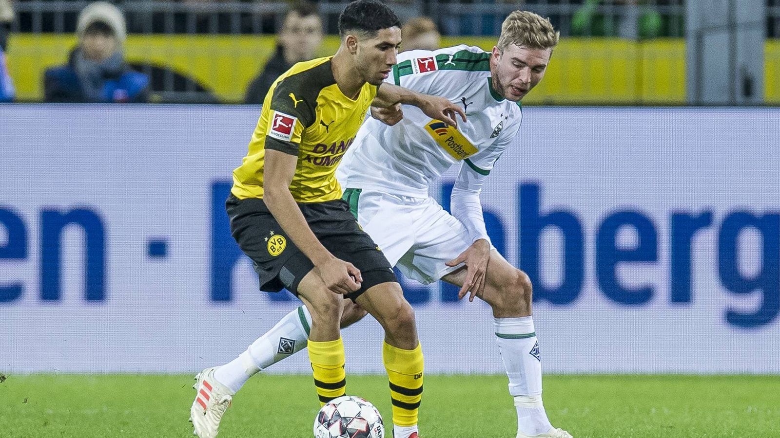 
                <strong>Achraf Hakimi (Borussia Dortmund)</strong><br>
                Schaltet sich oftmals in das Offensiv-Spiel ein und hat auch den ersten Abschluss der Partie. Verliert dann aber beim 1:1 Zakaria aus den Augen, der freistehend in den Strafraum flanken kann. ran-Note: 3
              