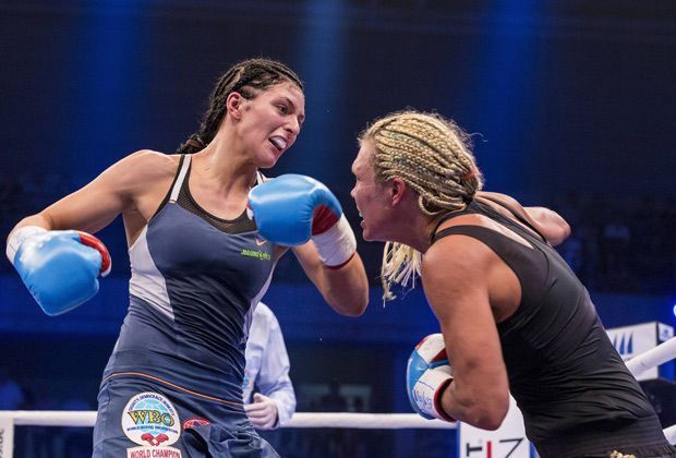 
                <strong>Titel in der Mittelgewichtsklasse</strong><br>
                Die 23 Jahre alte Skandinavierin unterlag der Deutschen nach zehn Runden, die damit ihren WBO-Titel verteidigen konnte.
              