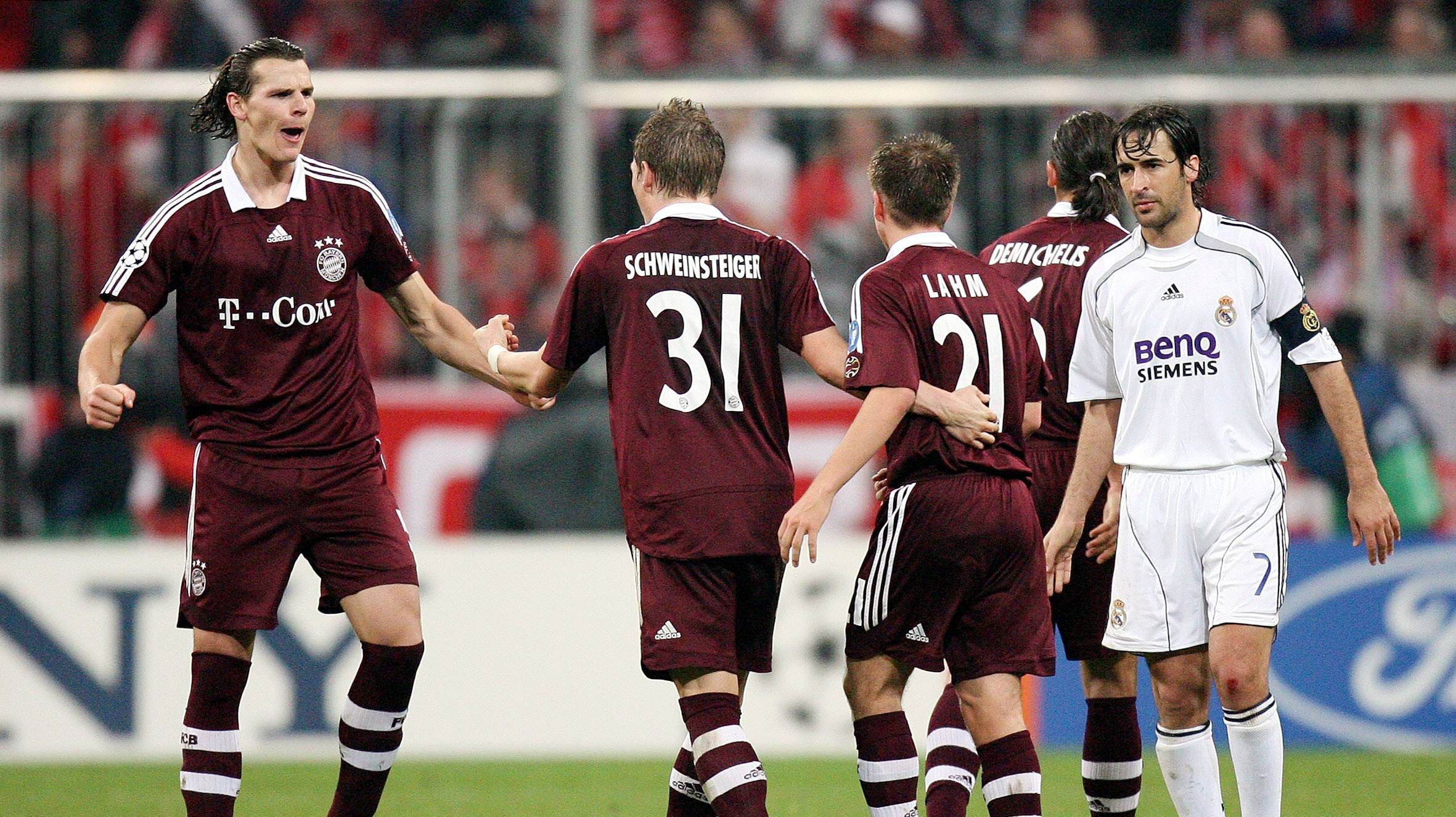 
                <strong>2007 - Achtelfinale</strong><br>
                Drei Jahre später kommt auch die neue Bayern-Generation um Lahm und Schweinsteiger in den Genuss des Klassikers.
              