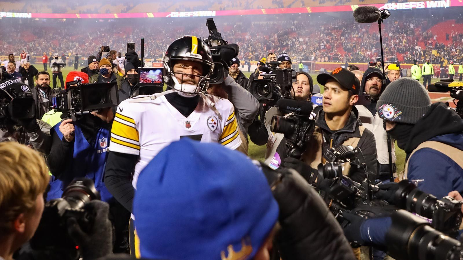 
                <strong>2022: Der Schlussakt</strong><br>
                Sein allerletztes NFL-Spiel absolvierte Roethlisberger mit den Steelers dann in den Playoffs. In der Wild Card Round ging es im Arrowhead Stadium gegen die Kansas City Chiefs. Zwei Touchdown-Pässe und 215 Passing Yards des Quarterbacks reichten am Ende nicht zum Weiterkommen. Seine letzte Partie verlor er gegen die favorisierten Chiefs mit 21:42.
              