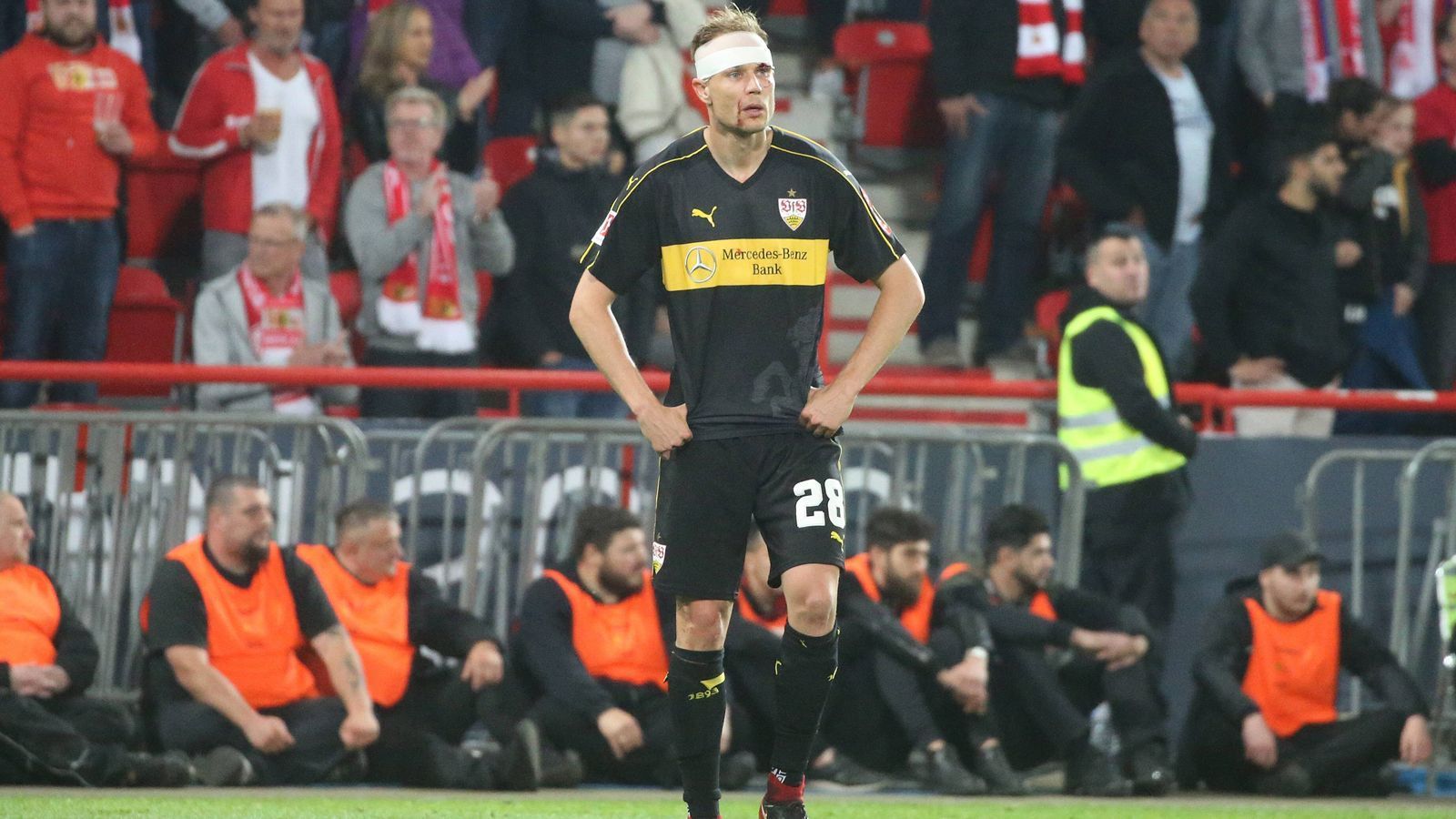 
                <strong>Der tiefe Fall des VfB Stuttgart</strong><br>
                Für den VfB gab es die Höchststrafe. Mit großen Investitionen in die Mannschaft und Ambitionen auf das internationale Geschäft ging es in die Saison, was dann folgte war der totale Kollaps. Nach nur zwei Jahren heißt es erneut Neustart in Liga zwei.
              