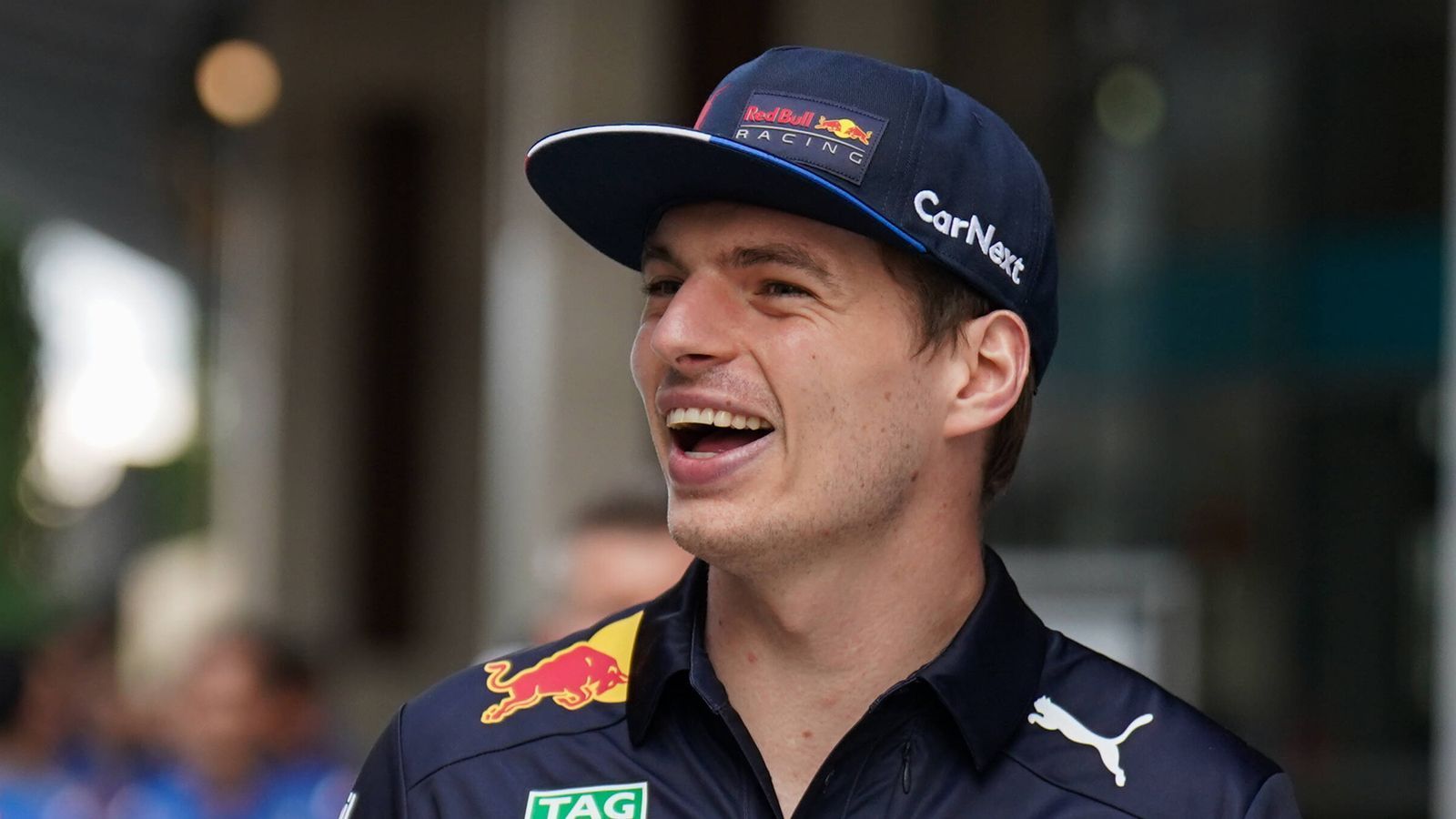 
                <strong>Verstappen verdient wie ein Weltmeister</strong><br>
                Selbstverständlich nimmt ein zweimaliger Weltmeister in so jungen Jahren schon eine Menge Geld ein. Verstappens aktuelles Gehalt soll bei rund 50 Millionen Dollar liegen, wodurch er zu den Spitzenverdienern im Motorsport zählt. Durch diverse lukrative Sponsorenverträge stockt der 25-Jährige sein üppiges Einkommen zusätzlich auf. Doch wohin mit der ganzen Kohle? 
              