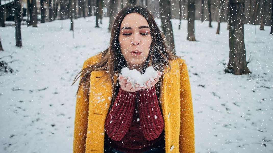 Pflegt eure Hände mit einer feuchtigkeitsspendenden Creme im Winter! Ursache für trockene und rissige Haut ist meist die eiskalte Winterbrise sowie trockene Heizungsluft.