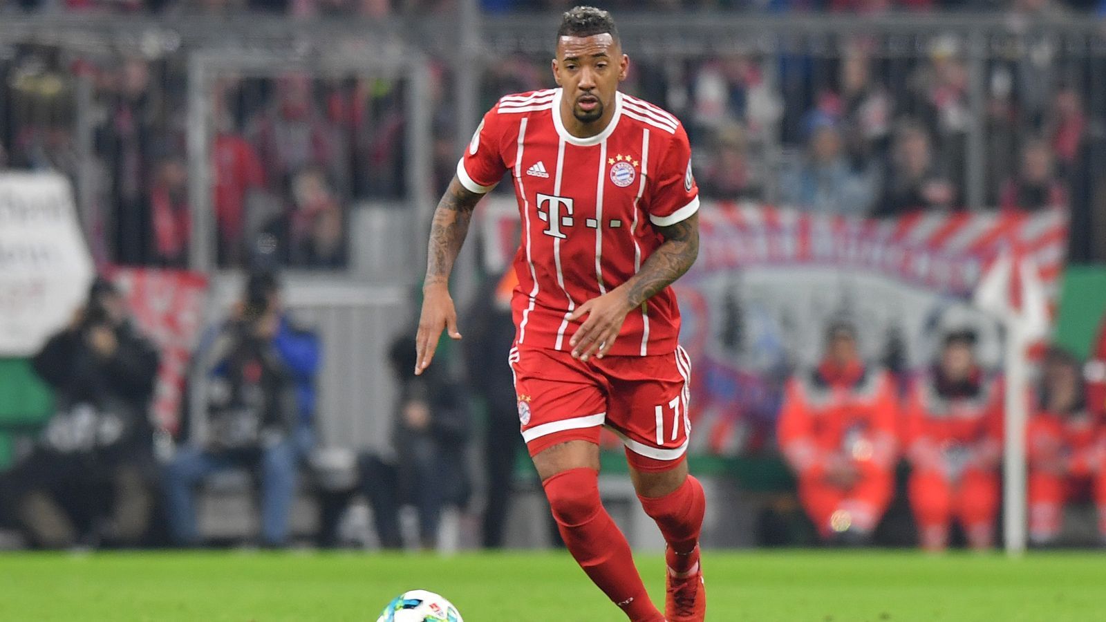 
                <strong>Jerome Boateng (FC Bayern)</strong><br>
                Ähnlich sieht die Lage bei Jerome Boateng aus. Zwar steht der deutsche Nationalspieler noch keineswegs auf dem Abstellgleis, jedoch sagte Salihamidzic auch: "Jerome hat bekanntlich bestimmte Vorstellungen geäußert, und sollte es ein seriöses Angebot für ihn geben, werden wir uns das anhören." Nun kommen Gerüchte auf, dass PSG und Neu-Trainer Thomas Tuchel an dem 29-Jährigen interessiert sein sollen. Boatengs Vertrag beim deutschen Rekordmeister ist bis 2021 datiert.
              