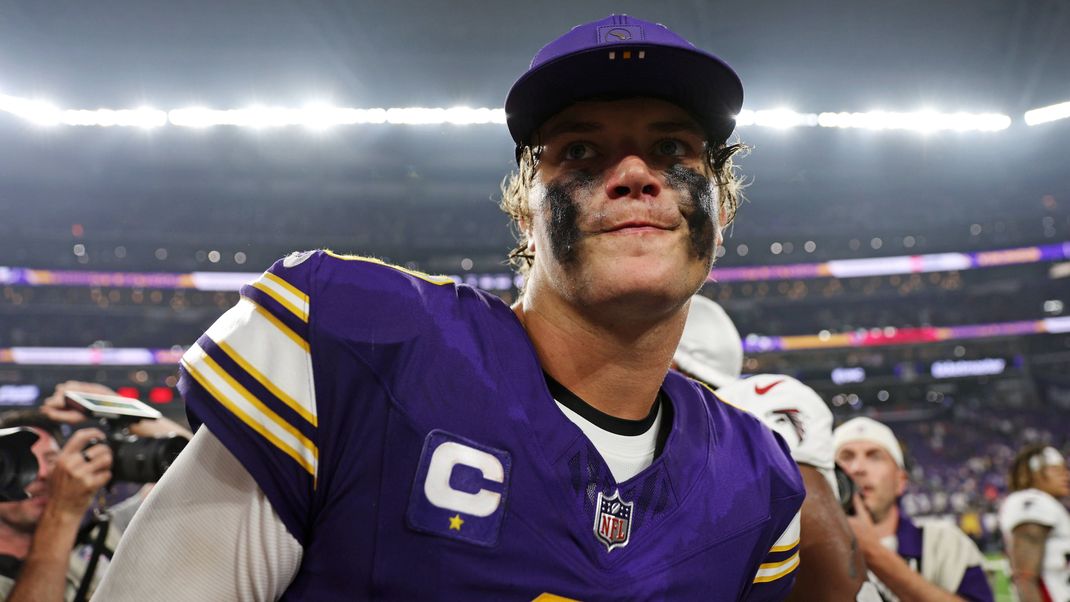 NFL, American Football Herren, USA Atlanta Falcons at Minnesota Vikings Sep 14, 2025 Minneapolis, Minnesota, USA Minnesota Vikings quarterback J.J. McCarthy 9 reacts after the game against the Atlanta Falcons at U.S. Bank Stadium. Minneapolis U.S. Bank Stadium Minnesota USA, EDITORIAL USE ONLY PUBLICATIONxINxGERxSUIxAUTxONLY Copyright: xMattxKrohnx 20250914_tdc_hw1_228