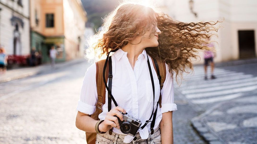 Feine Locken sorgen für eine stylische Sommerfrisur! Im Beauty-Artikel verraten wir euch die schönsten Looks, die sich perfekt für den Sommer eignen.