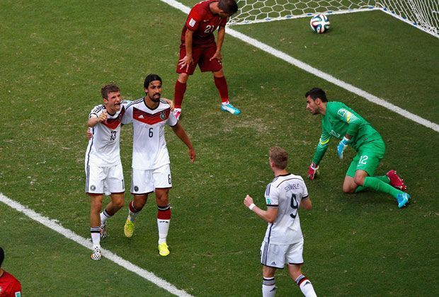 
                <strong>Thomas Müller gegen Portugal</strong><br>
                Und ab geht's zum Jubel, eher der dritte Streich folgt. Am Ende deklassierte der spätere Weltmeister Cristiano Ronaldo und Co. mit 4:0.
              