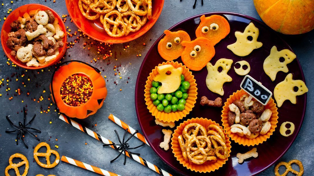 Zu Halloween wird aus normalem Fingerfood ein Gruselbuffet - und das mit ein paar wenigen Handgriffen.