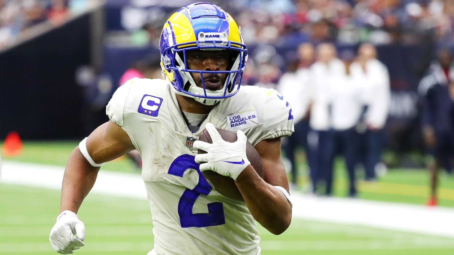 
                <strong>Robert Woods (Los Angeles Rams) </strong><br>
                Wie Adam Schefter von "ESPN" berichtet, hören sich die Los Angeles Rams derzeit Trade-Angebote für Robert Woods an. Nach der Verpflichtung von Allen Robinson sind die Rams auf der Wide-Receiver-Position noch stärker besetzt und könnten den teuren Vertrag des 30-Jährigen so in mögliche Draft Picks ummünzen. Woods riss sich in der vergangenen Saison zwar das Kreuzband, soll aber zum Start des Training Camps rechtzeitig fit werden und damit auch eine realistische Option für die Packers darstellen. Aufgrund der Cap-Situation und der Verletzungshistorie müsste Green Bay wohl auch nicht allzu tief in die Tasche greifen, um den Routinier aus LA loszueisen. 
              