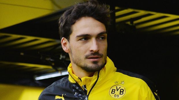 
                <strong>Mats Hummels (Borussia Dortmund)</strong><br>
                Mats Hummels (Borussia Dortmund): Den BVB trifft es besonders schlimm: Neben Stammspieler Hummels fallen krankheitsbedingt auch noch Sokratis und Julian Weigl aus. Alle drei leiden an einer Magen-Darm-Grippe und werden die Reise nach Wolfsburg voraussichtlich nicht mit antreten. Die Schwarz-Gelben würden das erste Mal weder mit Hummels noch mit Sokratis in der Innenverteidigung auflaufen.
              