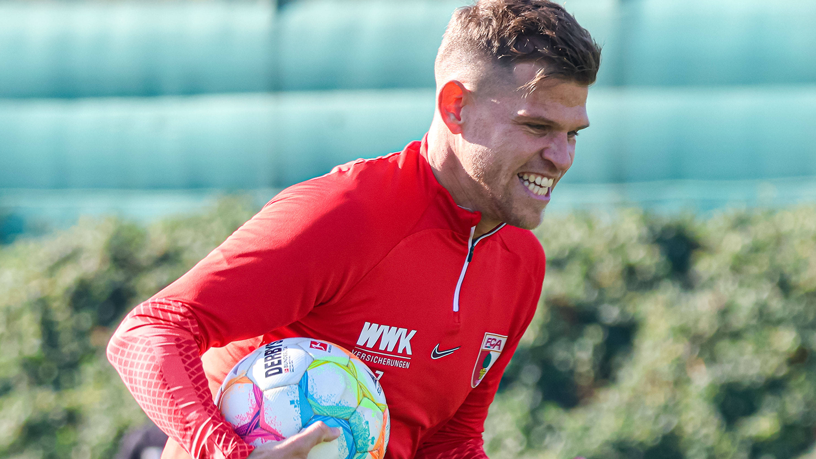 
                <strong>Florian Niederlechner (Zugang Hertha BSC)</strong><br>
                Dass der Stürmer den FC Augsburg Richtung Spree verlassen wird, stand bereits fest. Nicht aber der Zeitpunkt des Wechsels. Nun bestätigte die Hertha offiziell, dass Florian Niederlechner bereits im Winter in die Hauptstadt kommen wird. Der 32-Jährige, der seit 2019 auf 30 Treffer und 21 Vorlagen in 107 Einsätzen für die Fuggerstädter kam, unterschreibt bei den Berlinern einen Vertrag bis 2025. Die Ablöse soll sich auf rund 500.000 Euro belaufen.
              