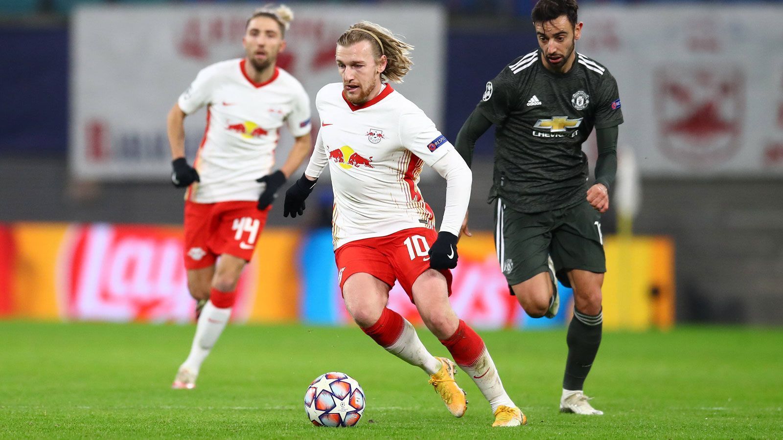 
                <strong>Emil Forsberg</strong><br>
                Nach 17 Minuten muss der Schwede auf Vorlage von Angelino auf 3:0 stellen und damit den Deckel schon draufmachen. Doch er setzt die Kugel freistehend am Tor vorbei. Seine Nominierung rechtfertigt Forsberg vor allem mit seiner Lauffreudigkeit und der Arbeit gegen den Ball als erster Abwehrspieler. Nach 55 Minuten wird er durch Poulsen ersetzt. ran-Note: 3
              