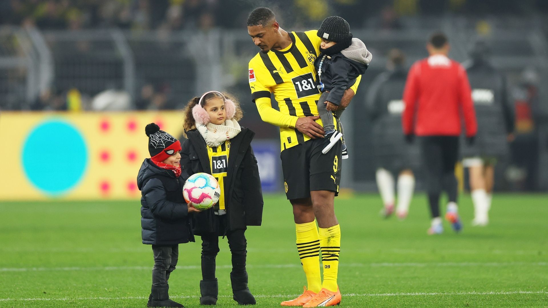 
                <strong>Gewinner Haller feiert mit seinen Kindern</strong><br>
                Der BVB bringt das 4:3 am Ende knapp über die Ziellinie. Der große Gewinner aber heißt Sebastien Haller. Sein gelungenes Comeback feiert er nach dem Schlusspfiff mit seinen Kindern.
              