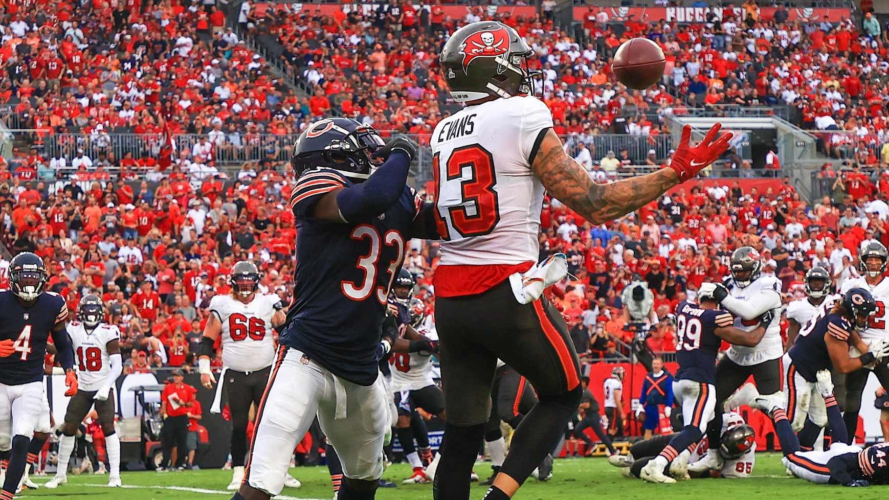 
                <strong>Wide Receiver: Mike Evans (Tampa Bay Buccaneers) </strong><br>
                Genau zur richtigen Zeit in der Saison finden Tom Brady und Mike Evans ihre fast blinde Connection wieder. Der GOAT fand sein Lieblingsziel in den vergangenen beiden Partien gleich vier Mal in der Endzone. Im Spiel gegen das Washington Football Team am Sonntag (ab 19 Uhr im Livestream auf ran.de) müssen die "Bucs" erneut auf Antonio Brown und Rob Gronkowski verzichten. Auch Chris Godwin ist fraglich für das Spiel, weshalb Brady umso häufiger in die Richtung von Evans werfen könnte. 
              