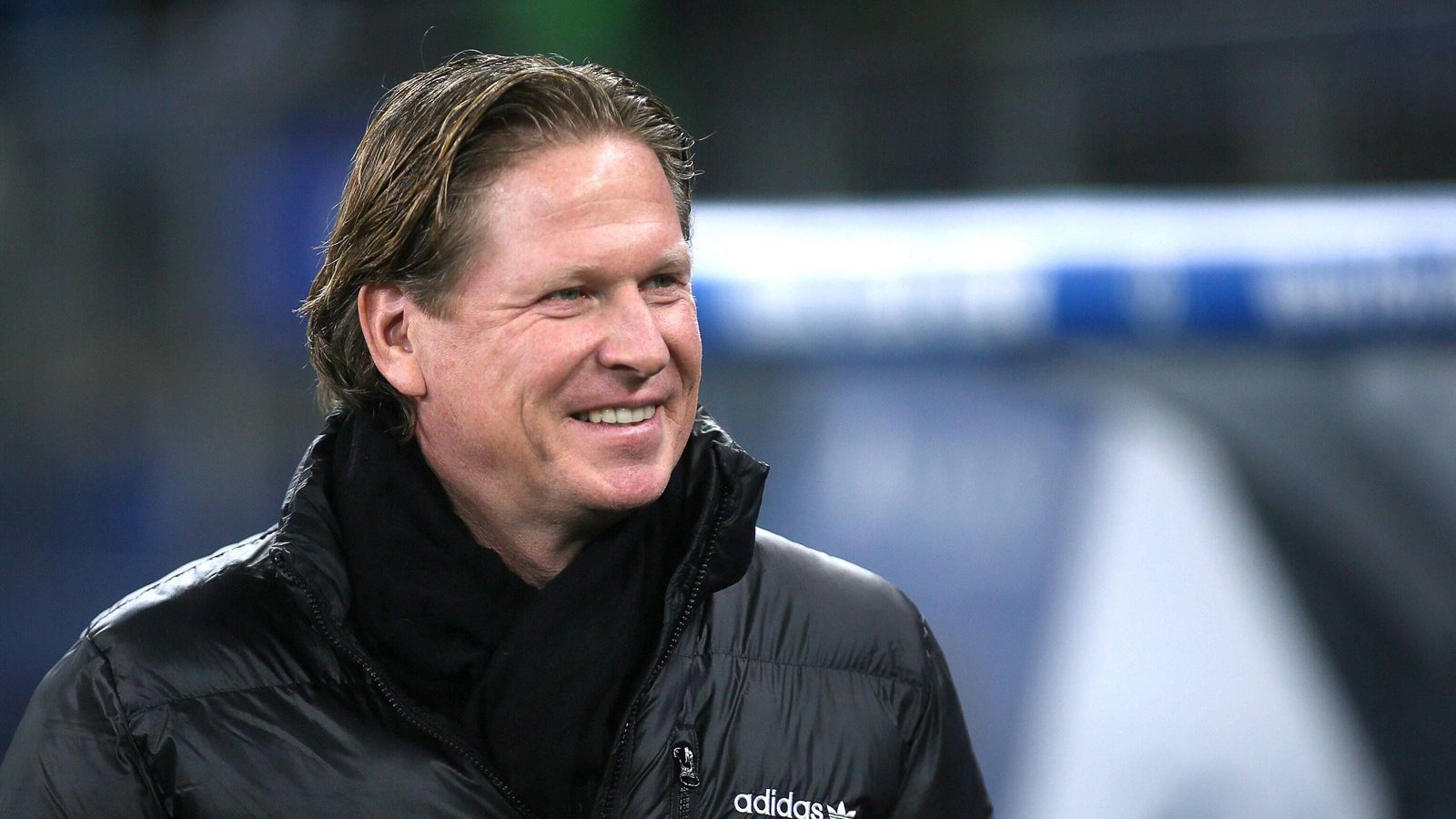 
                <strong>Markus Gisdol (25.9.2016 bis 21.1.2018)</strong><br>
                Markus Gisdol gelang es, den HSV nach einer nervenzehrenden Saison vor dem Abstieg zu retten. Nach zehn Spieltagen hatte der Dino nur zwei Punkte auf dem Konto gehabt. Nie zuvor hatte ein Bundesligist nach so einem Saisonstart noch die Klasse gehalten. Als sich der HSV nach dem 19. Spieltag der Folgesaison erneut in großer Not befand, musste Gisdol seinen Hut nehmen.
              