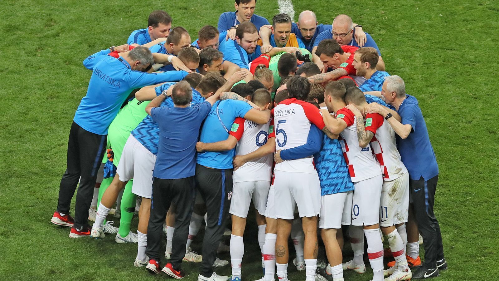 
                <strong>Stolz auf Silber</strong><br>
                Und auch bei den kroatischen Spielern verzieht sich der erste Frust vergleichsweise schnell. Mit ihrer Silbermedaille um den Hals weinen der frischgebackene Spieler des Turniers Luka Modric und seine Teamkollegen nicht der verpassten Titelchance hinterher, sondern freuen sich vielmehr über den größten Erfolg der kroatischen Länderspielgeschichte - Gruppenfoto inklusive.
              