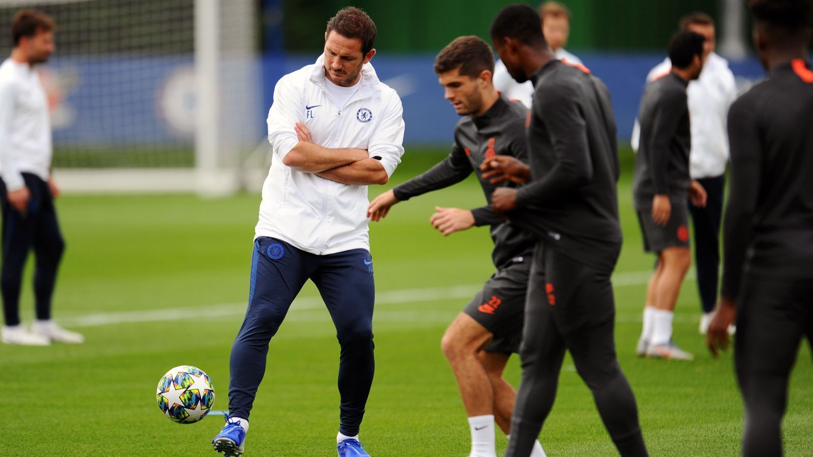 
                <strong>Verspätung Report Time Training</strong><br>
                Ebenfalls 2.500 britische Pfund (rund 2.920 Euro) sind bei Chelsea fällig, wenn ein Spieler zu spät zur Trainingsvorbereitung kommt. Dazu weitere 2.500 britische Pfund für jede Viertelstunde, die sich ein Stars der Blues beim Erscheinen zur gemeinsamen Trainingsvorbereitung verspätet.
              