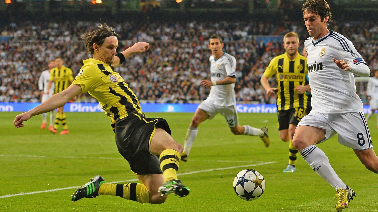 
                <strong>Innenverteidigung: Neven Subotic</strong><br>
                Spiele: 188Tore: 20Erfolge: 2x Deutscher Meister, 2x DFB-Pokalsieger
              