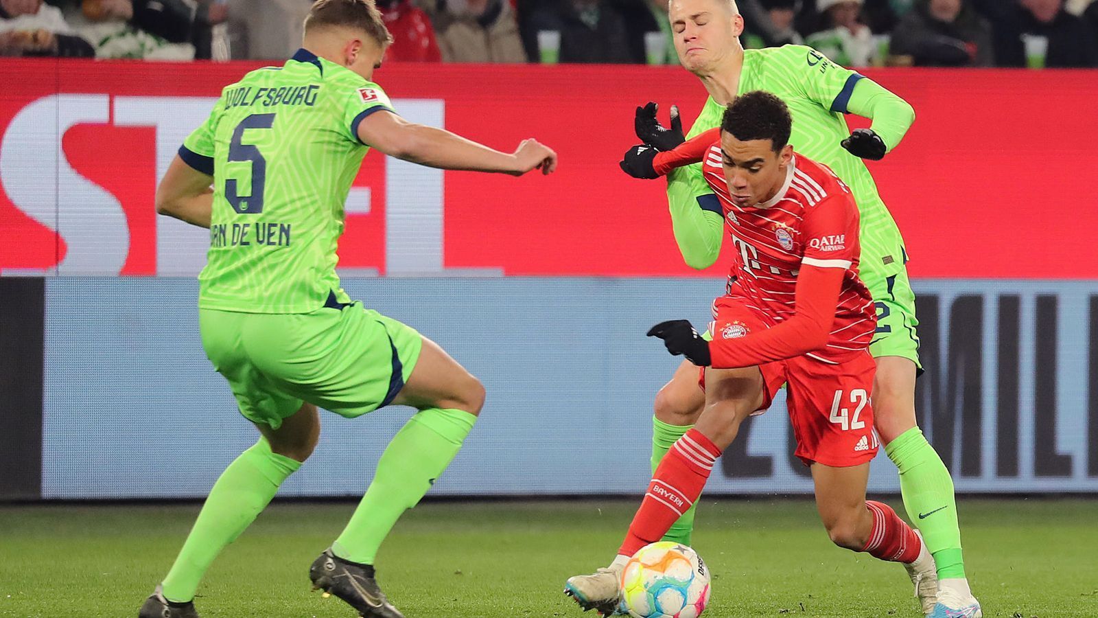 
                <strong>Jamal Musiala</strong><br>
                Mit seinem Traumtor zum 4:1 sorgt er für die Entscheidung, ist dabei von mehreren Gegenspielern nicht vom Ball zu trennen und bringt den Ball eiskalt im Tor unter. Das hatte ein Hauch von Messi! Bereits in der 1. Halbzeit bringt er immer wieder seine fußballerischen Qualitäten zum Vorschein, zum Beispiel als er Mitte der 1. Halbzeit durch das Mittelfeld dribbelt. ran-Note: 1   
              