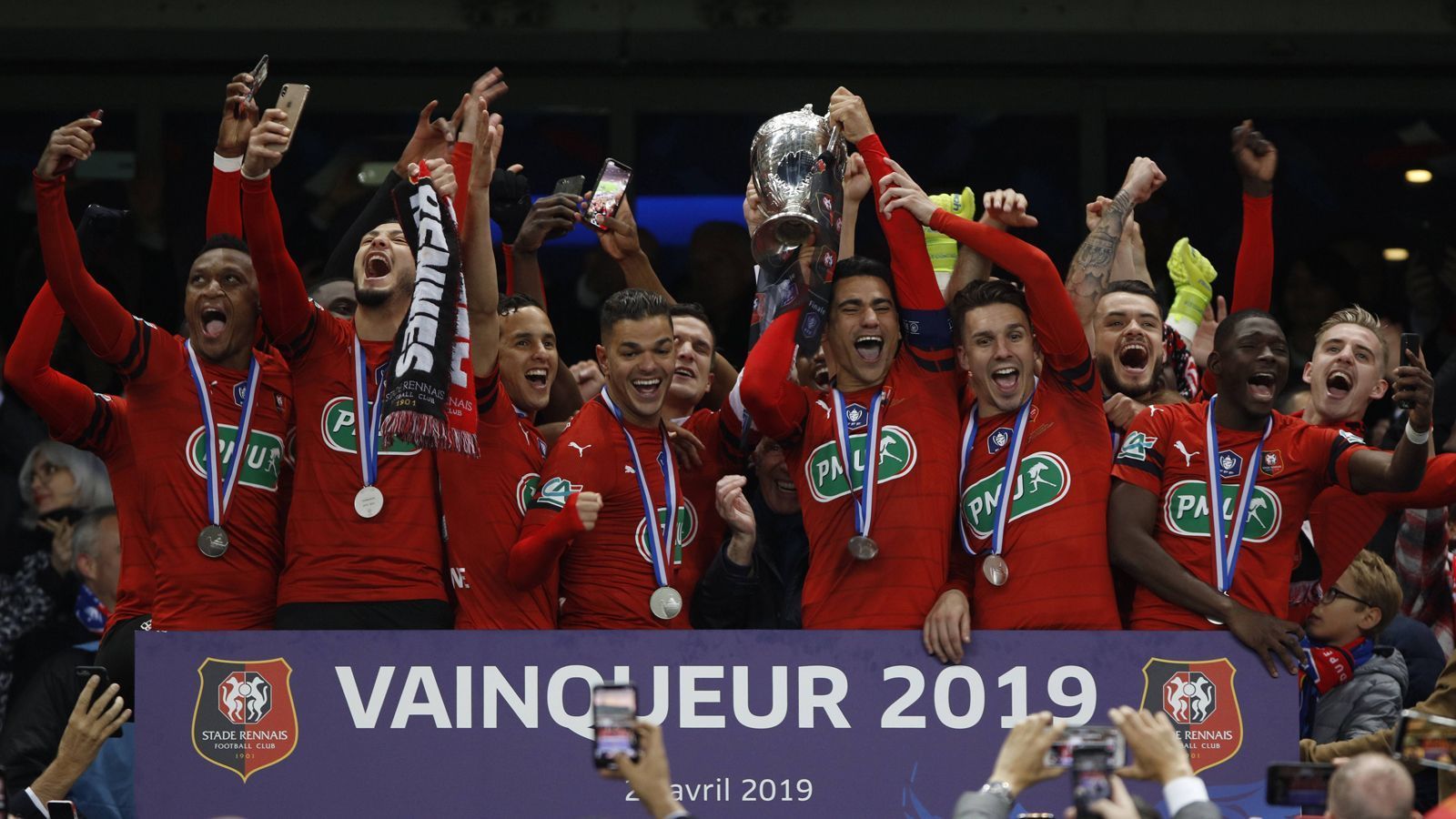 
                <strong>Frankreich: Stade Rennes</strong><br>
                Eine große Überraschung gab es in Frankreich! Im Pokalfinale zwischen Stade Rennes und dem großen Favoriten Paris St. Germain brachte erst das Elfmeterschießen die Entscheidung. Und dort verschoss lediglich PSG-Spieler Christopher Nkunku vom Punkt und machte somit den Außenseiter zum französischen Cup-Gewinner.
              