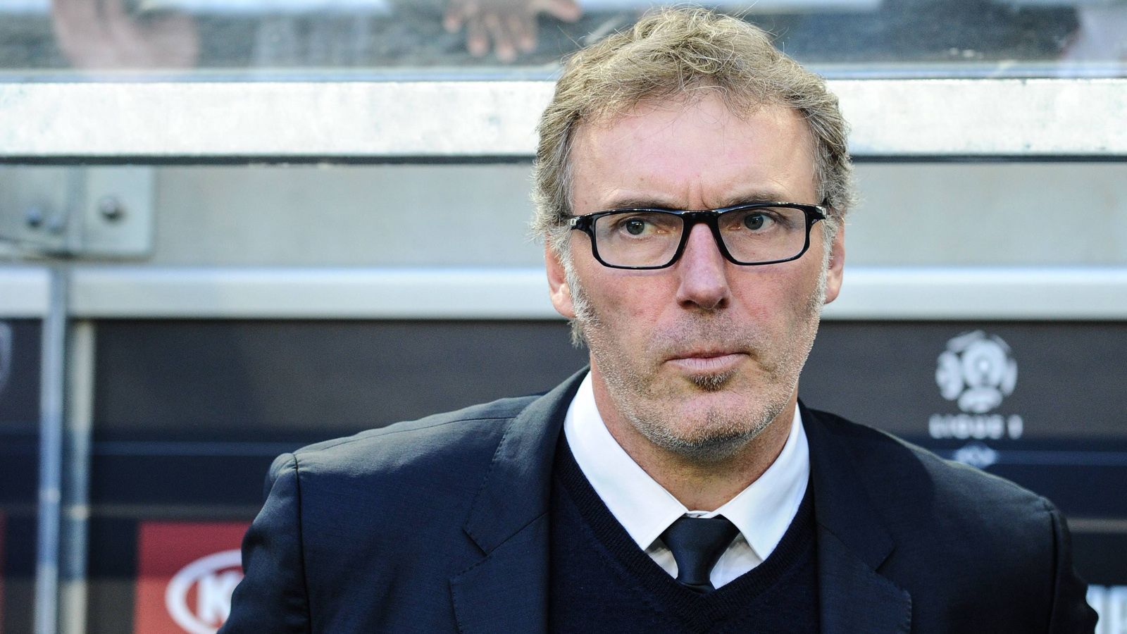 
                <strong>Laurent Blanc (vereinslos)</strong><br>
                Vor etwa einem Monat wurde zudem noch der Franzose Laurent Blanc gehandelt, der ebenfalls eine Vergangenheit als Spieler beim FC Barcelona hat. In der Saison 1996/97 spielte der einstige Abwehr-Star für die Katalanen. Zehn Jahre danach startete Blanc seine Trainerkarriere und war bislang unter anderem französischer Nationalcoach sowie Trainer von Paris St. Germain. Seit 2016 ist der 54-Jährige schon ohne Job, nachdem er zuvor mit PSG vor allem auf nationaler Ebene alle Titel mehrere Male einfahren konnte. Laut der Sportzeitung "AS" soll das Barca-Umfeld zuletzt noch konkrete Verhandlungen mit Blanc dementiert haben. 
              