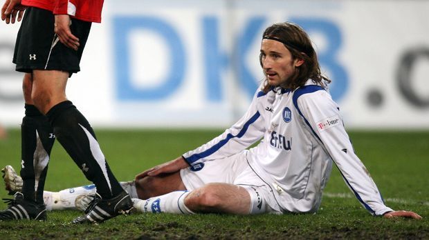 
                <strong>Joshua Kennedy (Karlsruher SC)</strong><br>
                2008: Schon im April ist die Saison für KSC-Spieler Joshua Kennedy beendet. Der Grund: ein Bänderriss im Sprunggelenk, den der Australier einem seiner Mannschaftskollegen zu verdanken hat. Verteidiger Mario Eggimann hat Kennedy im Trainings-Zweikampf umgesäbelt, der Gefoulte humpelt danach unter Schmerzen vom Platz.
              