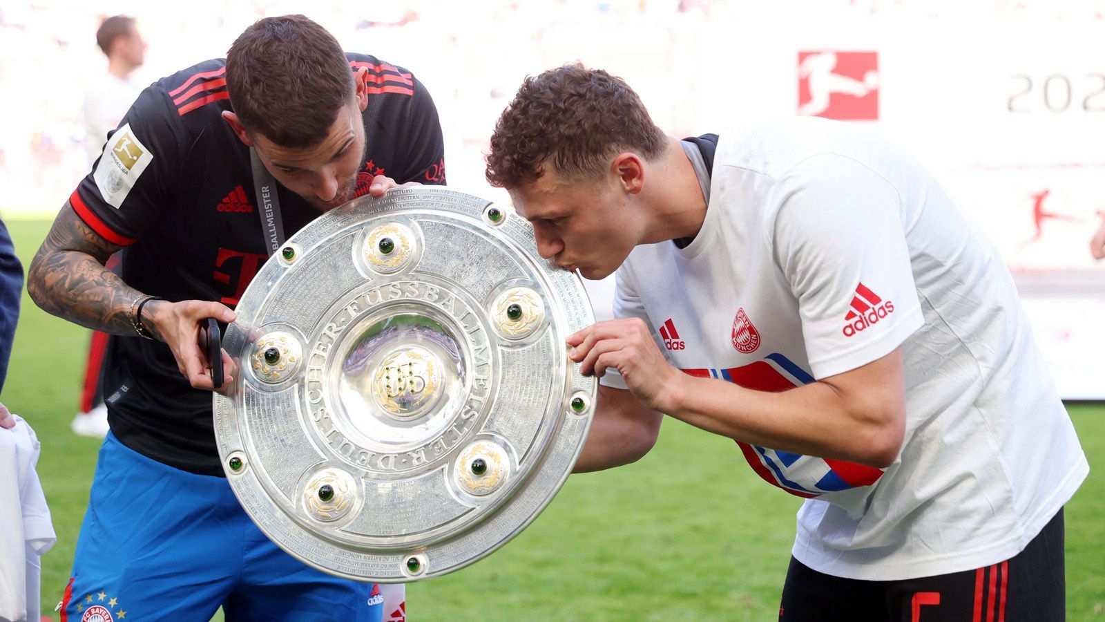 
                <strong>Pavard und Hernandez mit Schale</strong><br>
                Benjamin Pavard und Lucas Hernandez herzen die Schale. Um Letzteren gab es zuletzt Abwanderungsgerüchte.
              