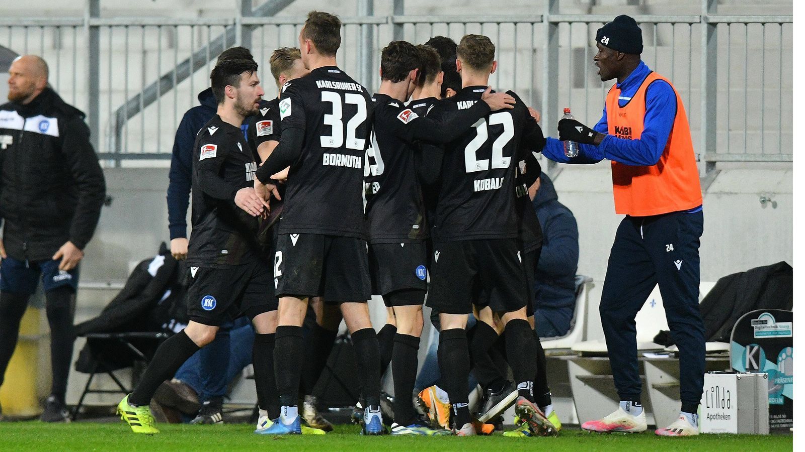 
                <strong>Platz 5: Karlsruher SC (39 Punkte)</strong><br>
                Die Badener haben drei der letzten fünf Partien gewonnen, dazu ein Remis und eine Niederlage. Mit dem FC St. Pauli (sieben Siege aus acht Spielen) gastiert nun allerdings das aktuell wohl beste Team in Liga zwei im Wildpark. Verliert der KSC hier, könnte der Rückstand auf Platz drei nach dem Spieltag auf bis zu sieben Punkte anwachsen.
              