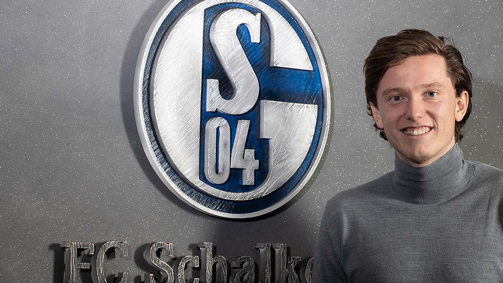 
                <strong>Michael Gregoritsch (Neuzugang FC Schalke 04)</strong><br>
                Der FC Schalke 04 hat sich für die Bundesliga-Rückrunde in der Offensive verstärkt und die Verpflichtung von Michael Gregoritsch bekanntgegeben. Der Stürmer wechselt auf Leihbasis bis zum Saisonende vom FC Augsburg nach Gelsenkirchen. "Ich freue mich sehr auf die neue Herausforderung und sehe es als große Chance für mich, für diesen riesigen Verein zu spielen. Ich kann es kaum erwarten, mit den Schalker Fans im Rücken aufzulaufen", sagte der 25-Jährige anlässlich der Bekanntgabe seines Transfers. Zuletzt kam Gregoritsch in Augsburg nur noch selten zum Einsatz und machte seinem Unmut öffentlich Luft. Dabei kündigte der österreichische Nationalspieler bereits an, den FCA in der Winterpause verlassen zu wollen - genau das ist mit dem Wechsel nach Schalke nun auch passiert.
              