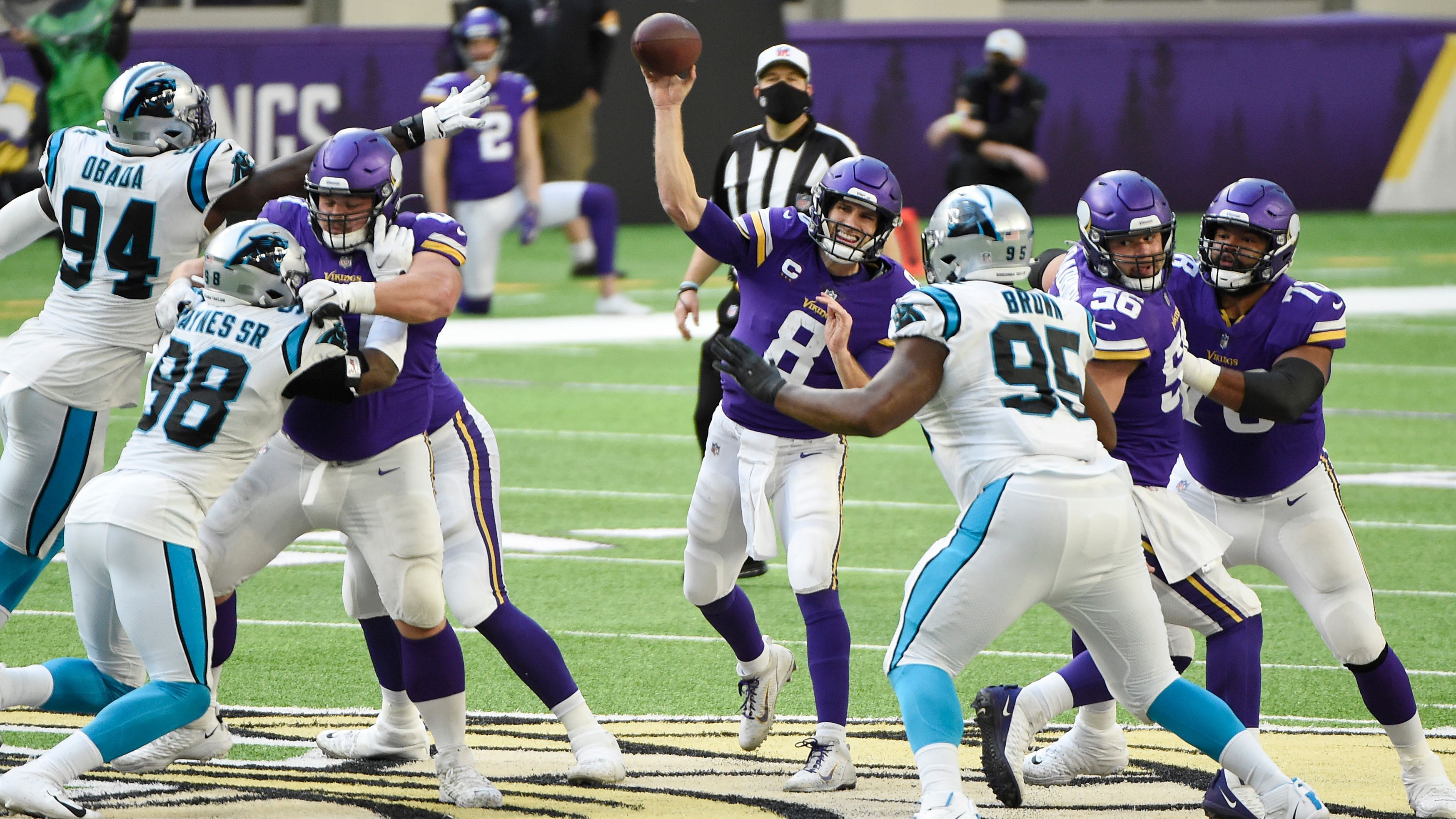 
                <strong>Gewinner: Kirk Cousins</strong><br>
                Die Minnesota Vikings erhalten ihre kleine Hoffnung auf die Postseason am Leben! Verantwortlich dafür war kein geringerer als Quarterback Kirk Cousins, der den Game Winning Drive per Touchdown-Pass in der Schlussminute gegen die Carolina Panthers veredelte. Mit 307 Passing Yards und drei Touchdowns machte "Captain Kirk" auch sonst eine starke Partie. Hinter den Cardinals auf Platz sieben der NFC sind die Vikings nun "in the Hunt".
              