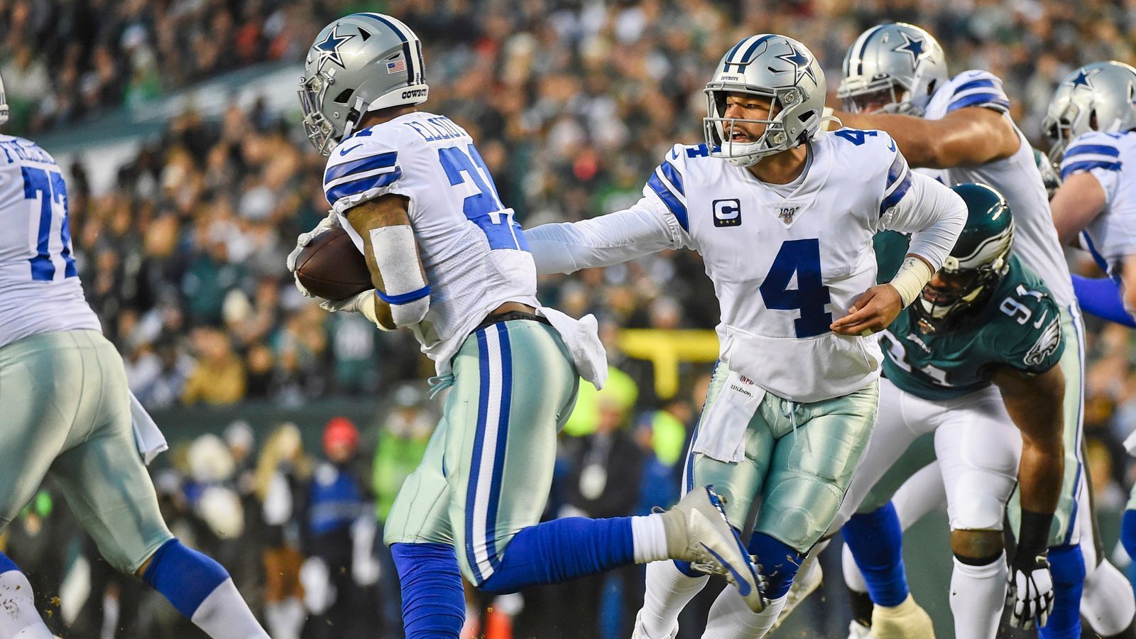 
                <strong>Dallas Cowboys – die Ausgangssituation </strong><br>
                Die Dallas Cowboys haben vergangene Saison mit einer 8-8 Bilanz die Playoffs verpasst. Dabei hatten die Texaner auf dem Papier eine richtig gute Mannschaft. Die Offense war von den Yards her die beste der gesamten NFL, die Defense belegte Platz 9. In der Offseason wurden viele Schlüsselspieler weiterverpflichtet, Quarterback Dak Prescott zumindest per Franchise Tag weiter an das Team gebunden. Populärste Neuverpflichtung ist Defensive End Gerald McCoy von den Carolina Panthers, ein schmerzhafter Abgang Cornerback Byron Jones (Miami Dolphins).
              