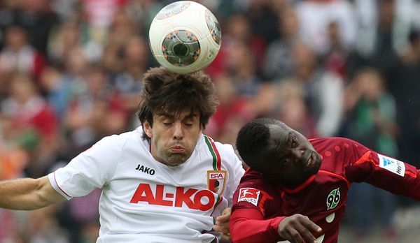 
                <strong>Hannover 96 - FC Augsburg 2:1</strong><br>
                Bitte einmal recht freundlich! Hannovers Didier Ya Konan hängt sich voll rein und kommt mit seinen Teamkollegen noch einmal zurück. Das kann auch Augsburgs Jan Moravek nicht verhindern
              