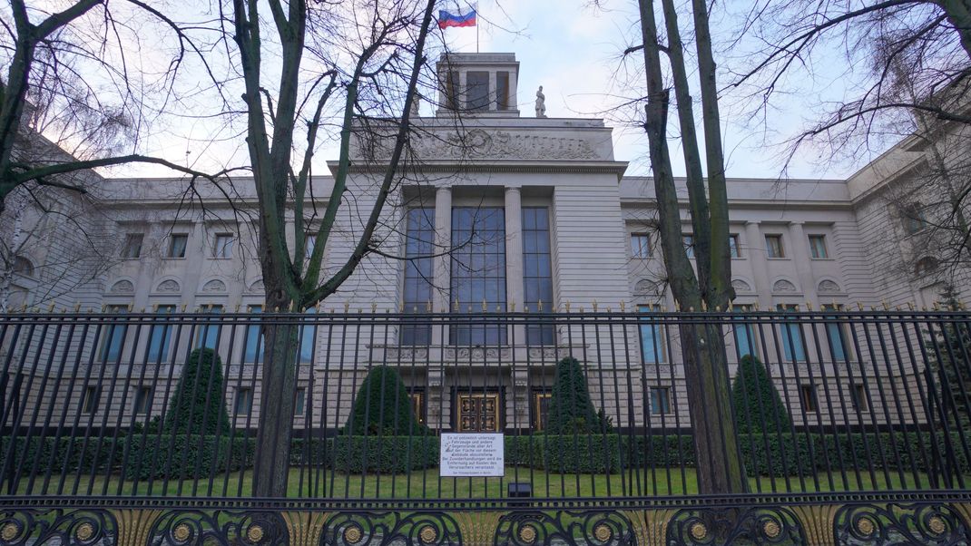 Anlässlich des Jahrestages des Sieges über Nazi-Deutschland lud die russische Botschaft in Berlin. Gekommen sind Gerhard Schröder, Egon Krenz, Alexander Gauland und andere.