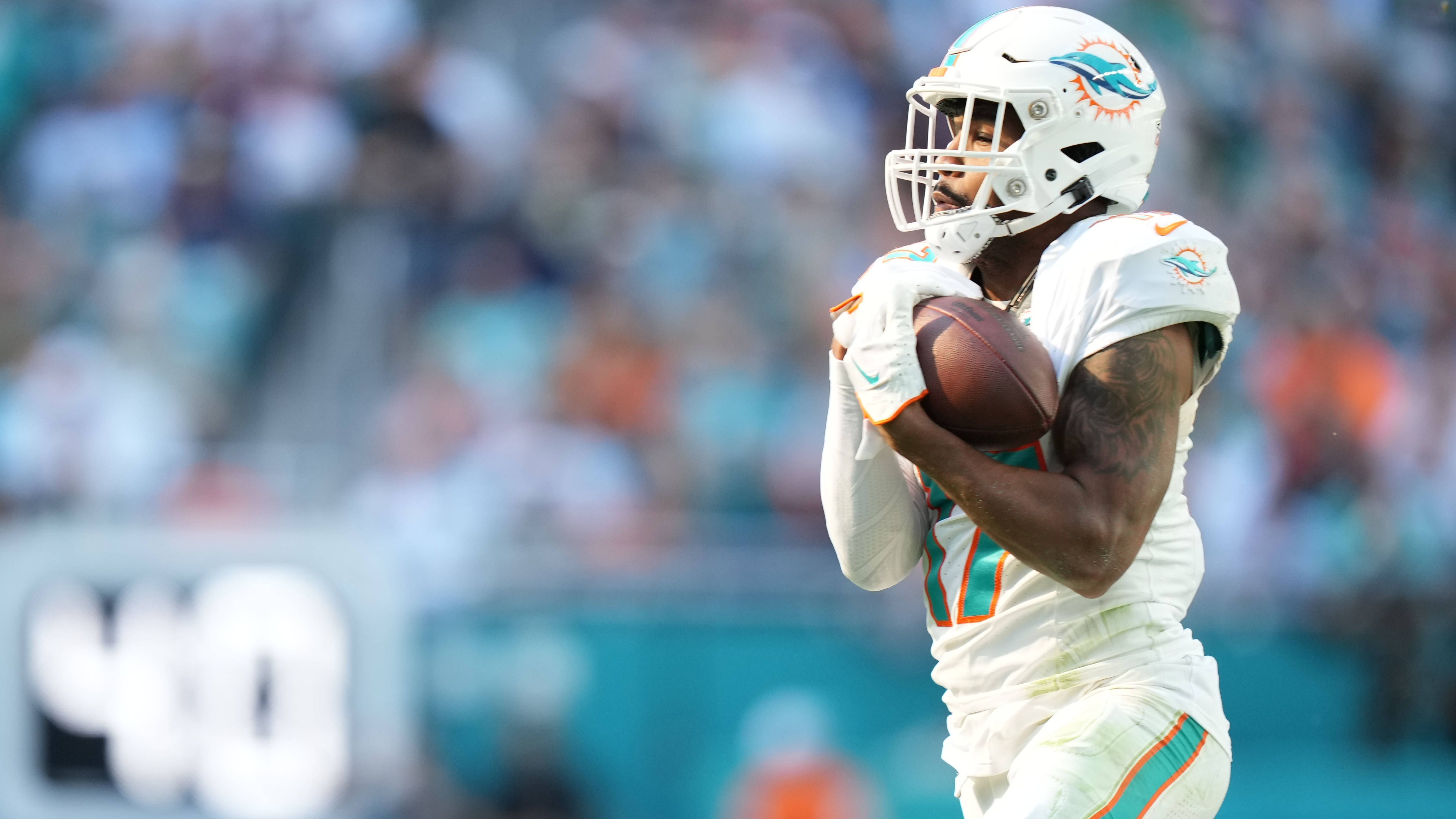 <strong>Gewinner: Jaylen Waddle (Miami Dolphins)<br></strong>Tyreek wer? Vor dem Spiel gegen die New York Jets gab es große Sorgen bei den Miami Dolphins, weil Tyreek Hill nicht würde mitmischen können. Diese Sorgen waren jedoch unbegründet. Nicht nur gewannen die Dolphins mit 30:0, Waddle zeigte mit 142 Yards und einem Touchdown auch, dass er zur Not auch alleine im Defensive Backfield der Gegner zurechtkommt.