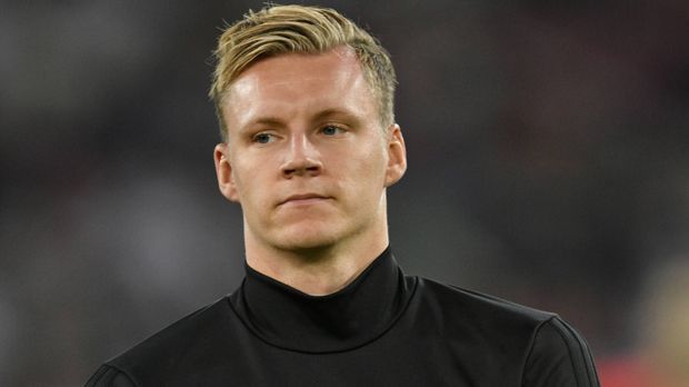 
                <strong>Verlierer: Bernd Leno</strong><br>
                An Manuel Neuer kommt keiner vorbei? Ja, mag sein. Aber der Bayern-Keeper ist verletzt, fällt bis Anfang des Jahres aus. Was dann passiert, kann niemand wissen, aber als Nummer zwei oder drei gilt es immer, bereit zu sein. Momentan ist Marc-Andre ter Stegen ganz klar die Nummer zwei. Leno bleibt weiterhin nur die Rolle als dritter Torhüter. Doch erlaubt sich der Leverkusener weiterhin Patzer wie gegen Aserbaidschan oder Australien beim Confed Cup, könnte auch dieser Platz bald futsch sein.
              