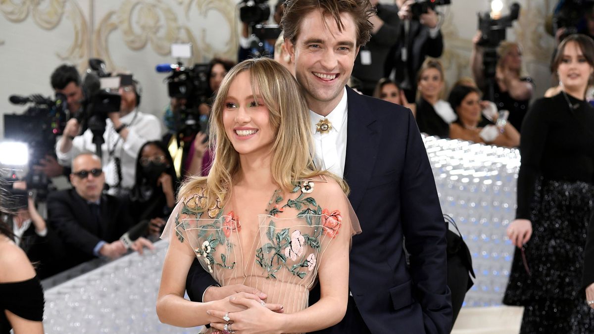 406763113 Suki Waterhouse und Robert Pattinson