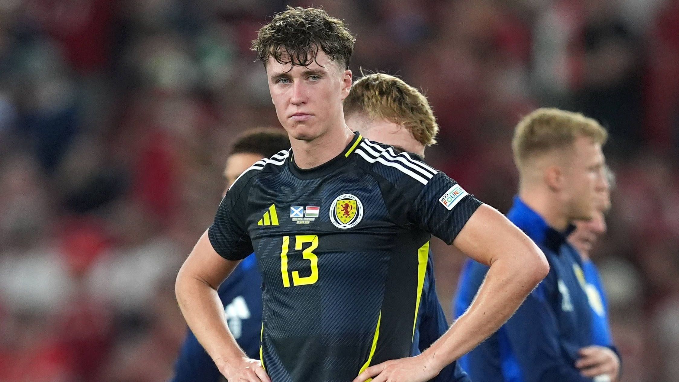 <strong>Jack Hendry</strong><br>Drei Spiele, drei Mal 90 Minuten gespielt, sechs Gegentore - so lautet die EM-Bilanz von Schottlands Jack Hendry. Der großgewachsene Innenverteidiger, der bei Al-Ettifaq in der Wüste kickt, hielt mit seinen Kollegen nicht einmal die Null. Wirklich überzeugen konnte der 29-Jährige nicht, man merkte, dass ein gutes Stück zur internationalen Klasse fehlt.