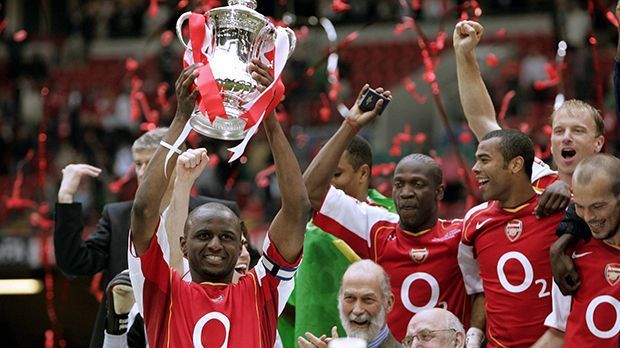 
                <strong>Mittelfeld: Patrick Vieira</strong><br>
                Mittelfeld: Patrick Vieira. Von 1996 bis 2005 trug der heute 39-Jährige das Trikot des FC Arsenal. Mit seinem Klub holte er unter anderem drei Mal die Meisterschaft. Für Zidane war er ein Schlüsselspieler: "Ein spezieller Kapitän für Arsenal und ein großer Teil ihres Erfolges."
              