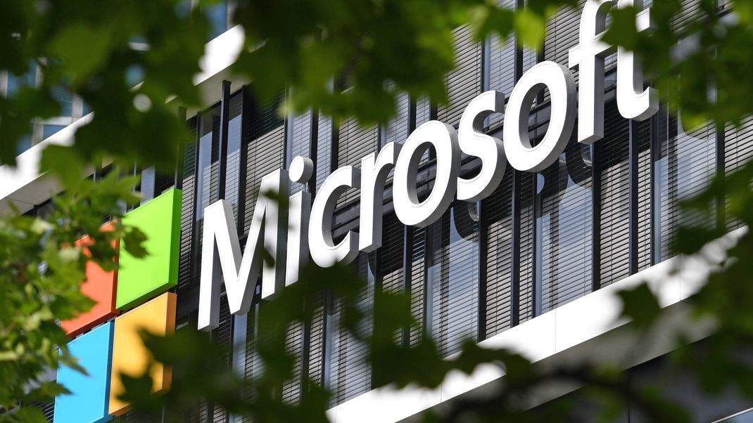Firmenlogo vor der Deutschlandzentrale in München - wird Microsoft zum politischen Druckmittel?
