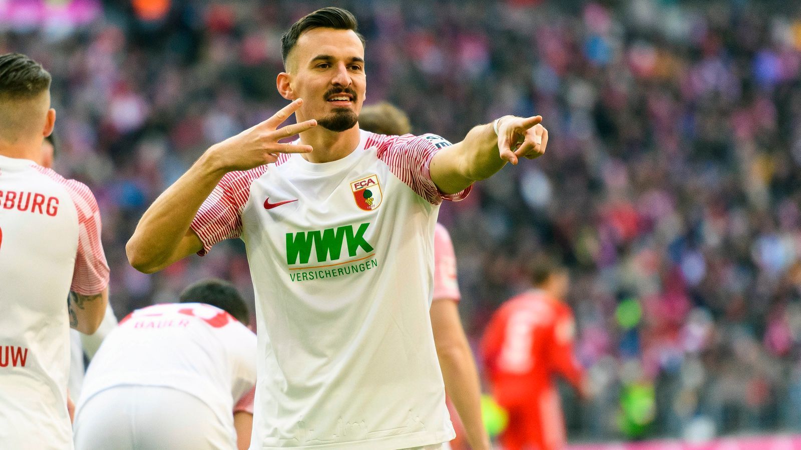 
                <strong>Gewinner: Mergim Berisha</strong><br>
                Nur wenige Tage vor der Nominierung des nächsten DFB-Kaders für die Testspiele gegen Peru und Belgien glänzte Augsburgs Stürmer Mergim Berisha bei der 3:5-Pleite in München vor den Augen von Bundestrainer Hansi Flick. Der 24-Jährige sammelte damit kurz vor Flicks Entscheidung über das Länderspiel-Aufgebot weitere Argumente für eine Nominierung. Mit acht Bundesliga-Treffern ist der U21-Europameister von 2021 in der laufenden Saison der zweiterfolgreichste deutsche Mittelstürmer nach Niclas Füllkrug (15 Treffer). Eine Einladung von Flick wäre "ein Traum", wie Berisha nach dem Spiel in München im ran-Interview erklärte. 
              