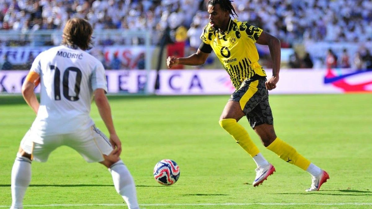 Chukwuemeka im BVB-Trikot, hier bei der Klub-WM gegen Real Madrid