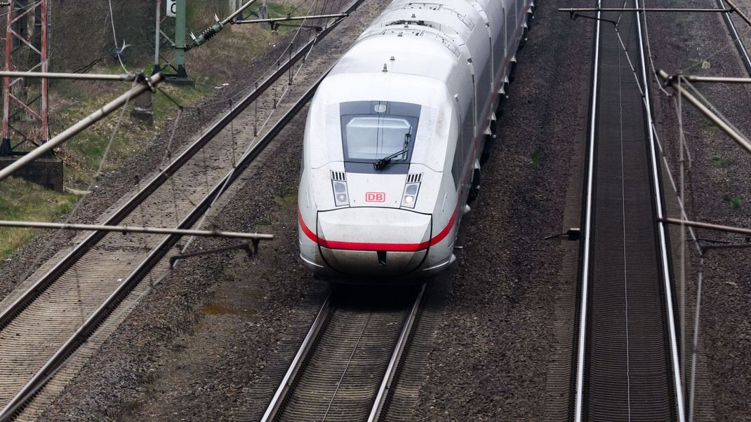 Die Bahntickets werden nach Einigung im Tarifstreit für die Kund:innen der Deutschen Bahn teurer werden, prophezeit Bundesverkehrsminister Volker Wissing.